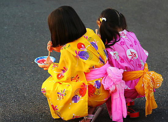 포토 JPG 해외이미지 전통 드레스 옷 문화 관계 함께함 동양인 소녀 사람없음 친구 컬러풀 일본 우정 가운 기모노 이국적 해외202004 해외포토 여자 아시아 어린이 컬러 컨셉 인종 일본전통의상 파일형식 이미지허브