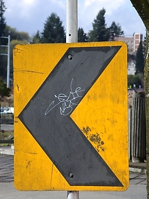 포토 JPG 해외이미지 도로 경고 안전 사람없음 기록 그래피티 사인 그런지 해외202004 해외포토 길 교통시설 낙서 그림 파일형식 이미지허브