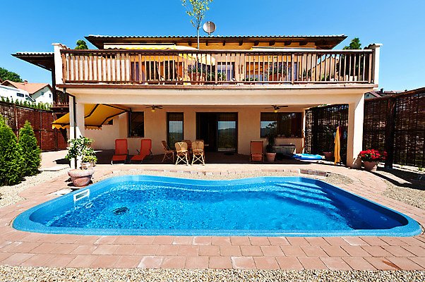 포토 JPG 해외이미지 식물 라이프스타일 디자인 외관 의자 건축양식 창문 자연 하늘 휴식 새로움 주택 사람없음 야외 건물 가로 초록색 물 파란색 태양 정원 맑음 수영 휴게실 재산 고급 큼 지중해 빌라 맨션 타일 휴양지 진짜 스타일 해외202004 해외포토 자연요소 건축물 건축 바다 컬러 가구 컨셉 날씨 생활 금융 장소 수상스포츠 크기 생태계 파일형식 이미지허브