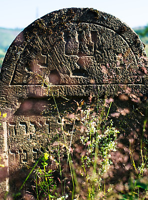 포토 JPG 해외이미지 전통 접시 유럽 종교 날씨 산 이끼 사람없음 손상 회색 무덤 비석 버리기 심볼 묘사 기념물 유대인 천연기념물 방치 신앙심 영원 옛날 우크라이나 유태교 해외202004 해외포토 식기 나라 컬러 컨셉 모션 파일형식 이미지허브