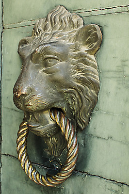 포토 JPG 해외이미지 동물 디자인 유럽 건축양식 주택 사람없음 야외 목재 장식 머리 문 마을 금속 이탈리아 수확 골동품 반지 사자 철 묘사 보안 대문 청동 옛날 철강 해외202004 해외포토 나무 건축 나라 농업 재료 장신구 포유류 재질 안전 건물 신체부위 파일형식 이미지허브