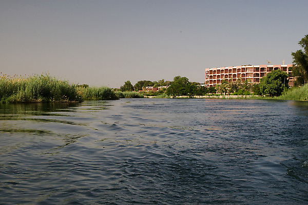 포토 JPG 해외이미지 모래 여행 요트 아프리카 자연 휴가 항해 이집트 풍경 사람없음 야외 물 여름 파란색 강 햇빛 반사 맑음 사막 바위 강가 이국적 해외202004 해외포토 자연요소 계절 나라 컬러 배_교통 날씨 태양 돌_바위 생태계 파일형식 이미지허브