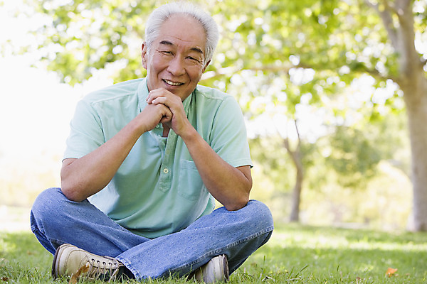 포토 JPG 해외이미지 라이프스타일 응시 공원 남자 행복 여유 50대 한명 미소 웃음 앉기 야외 60대 해외202004 해외포토 1 시선 공공시설 노년 감정 중년 모션 표정 사람 생활 파일형식 이미지허브