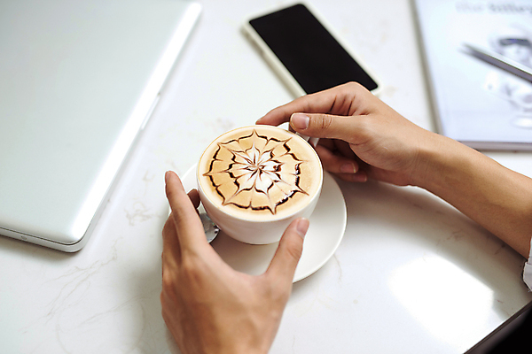 포토 JPG 해외이미지 손 커피 티타임 실내 신체부위 잡기 커피잔 라떼 라떼아트 해외202004 해외포토 음료 모션 휴식 잔 사람 내부 그림 파일형식 이미지허브