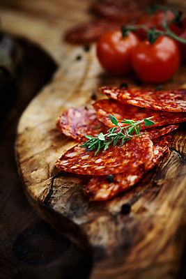 포토 JPG 해외이미지 접시 음식 조각 채소 건조 파슬리 육류 돼지고기 요리 사람없음 목재 빨간색 식사 저녁식사 이탈리아 흰색 시골 소시지 맛 아침식사 자르기 지중해 먹기 허브 매움 햄 슬라이스 베이컨 후추 모음 바질 훈제 프랑스어 살라미 초리조 치유 페퍼로니 해외202004 해외포토 나무 식물 문자 식기 유럽 바다 컬러 컨셉 식재료 재료 모션 한글 가공식품 향신료 파일형식 이미지허브