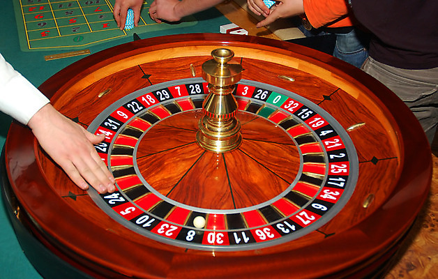 포토 JPG 해외이미지 포즈 돈 공 놀이 탁자 성공 사람없음 도전 게임 행운 재산 도박 위험 유혹 카지노 기회 노력 딜러 룰렛 중독 습관 라스베가스 승자 벤처기업 중독자 해외202004 해외포토 가구 컨셉 비즈니스 금융 파일형식 이미지허브