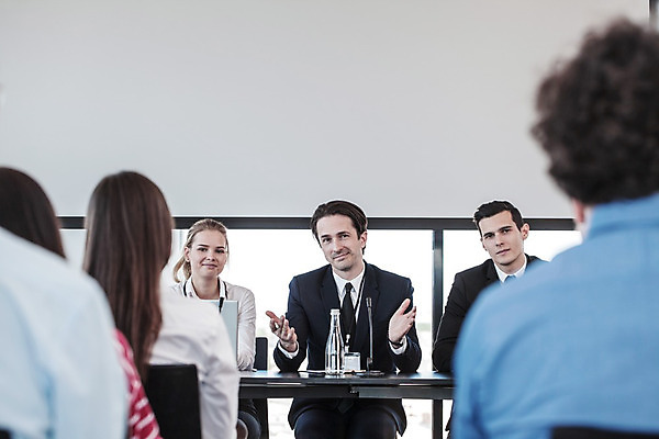 포토 JPG 해외이미지 직업 교육 비즈니스 회의 사람 이벤트 여러명 사무실 공백 방 가리킴 비즈니스맨 발표 가르침 그룹 토론 강의 경영자 쇼 일반 세미나 해외202004 해외포토 남자 다수 손짓 직장인 리더 파일형식 이미지허브