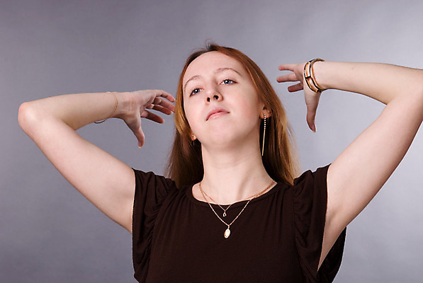 포토 JPG 해외이미지 백인 캐릭터 1 응시 여자 얼굴 포즈 한명 사람 20대 성인 10대 갈색 유행 개성 고립 사춘기 천진난만 해외202004 해외포토 서양인 시선 컬러 컨셉 청소년 청년 신체부위 파일형식 이미지허브