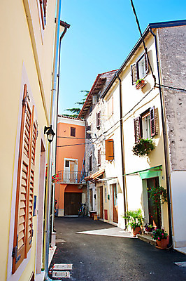 포토 JPG 해외이미지 유럽 도로 창문 하늘 아침 주택 사람없음 야외 건물 여름 도시풍경 컬러풀 마을 크로아티아 해외202004 해외포토 주간 건축물 계절 나라 길 컬러 교통시설 풍경 도시 파일형식 이미지허브