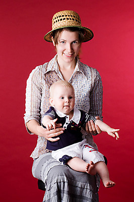 포토 JPG 해외이미지 여자 행복 아들 얼굴 어린이 2 가족 엄마 관리 사람 성인 두명 빨간색 자녀 표현 아기 잡기 걸음마 돌봄 염원 표현성 해외202004 해외포토 감정 컬러 관계 모션 신체부위 파일형식 이미지허브