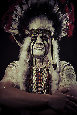 포토 JPG 해외이미지 전통 드레스 옷 문화 얼굴 백그라운드 털 미술 한명 사람 성인 장식 빨간색 머리 검은색 미국 페인트 흰색 역사 원주민 스케치 인도인 문신 깃털 도끼 북쪽 전사 부족 복원 서쪽 옛날 치프 해외202004 해외포토 외국인 1 컬러 컨셉 북아메리카 문화예술 동양인 신체부위 아프리카인 방향 파일형식 이미지허브