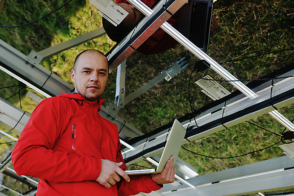 포토 JPG 해외이미지 주간 남자 한명 들기 상반신 성인 야외 옆모습 노트북 반사 태양에너지 집열판 성인남자한명만 해외202004 해외포토 자연요소 1 뷰포인트 모션 사람 전자제품 그린에너지 남자한명만 성인남자만 파일형식 이미지허브