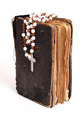 포토 JPG 해외이미지 전통 기독교 종교 종이 십자가 목걸이 사람없음 목재 책 단어 교회 믿음 검은색 성경 천주교 덮개 영혼 오브젝트 페이지 신성 찢어짐 묵주 단아함 북마크 사실 신앙심 옛날 해외202004 해외포토 나무 문자 감정 컬러 재료 장신구 종교용품 종교건축 모션 건물 뚜껑 파일형식 이미지허브