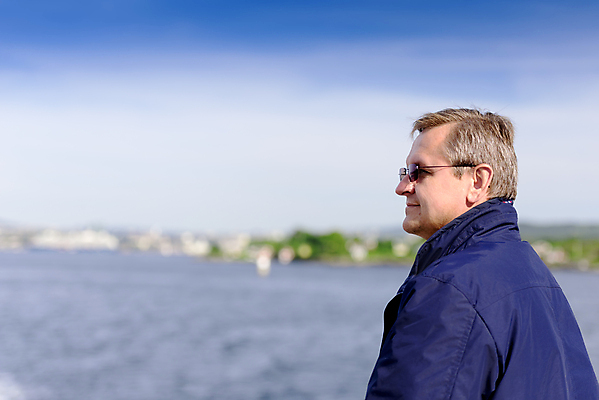 포토 JPG 해외이미지 백인 1 라이프스타일 응시 남자 안경 40대 생각 한명 미소 사람 성인 야외 가로 회색 중앙 떨어짐 스마트 명상 배려 카피스페이스 전경 해외202004 해외포토 서양인 시선 잡화 컬러 중년 컨셉 표정 풍경 생활 공백 파일형식 탑뷰 이미지허브