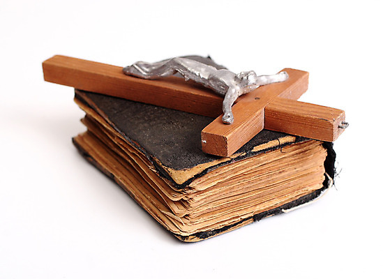 포토 JPG 해외이미지 전통 기독교 종교 종이 십자가 목걸이 사람없음 목재 책 단어 교회 믿음 검은색 성경 천주교 덮개 영혼 오브젝트 페이지 신성 찢어짐 묵주 단아함 북마크 사실 신앙심 옛날 해외202004 해외포토 나무 문자 감정 컬러 재료 장신구 종교용품 종교건축 모션 건물 뚜껑 파일형식 이미지허브