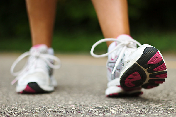 포토 JPG 해외이미지 라이프스타일 여자 스포츠 신발 발 건강 한명 사람 성인 야외 달리기 조깅 운동 보행로 닫기 마라톤 양발 해외202004 해외포토 1 길 모션 경기 생활 신체부위 육상스포츠 파일형식 이미지허브