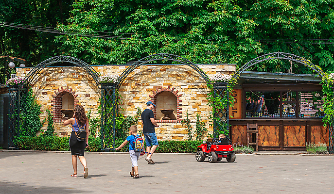 포토 JPG 해외이미지 나무 식물 공원 꽃 감정 유럽 문화 도로 어린이 조각 여행 백그라운드 벤치 가족 자연 하늘 휴식 파노라마 사람 사람없음 야외 여름 도시풍경 산책 도시 뜨거움 모서리 고독 영화관 분수 정사각형 사생활 옛날 우크라이나 해외202004 해외포토 도형 계절 공공시설 나라 길 컨셉 의자 관계 교통시설 촬영기법 풍경 극장 생태계 파일형식 이미지허브