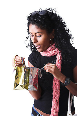 포토 JPG 해외이미지 응시 여자 행복 선물 한명 쇼핑백 놀람 예측 호기심 흰배경 고립 브라질사람 해외202004 해외포토 1 시선 감정 백그라운드 컨셉 가방 표정 사람 흰색 파일형식 이미지허브