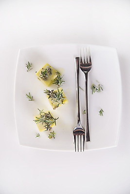 포토 JPG 해외이미지 음식 잎 다이어트 채소 재료 자연 건강 사람없음 초록색 노란색 주방 냉동 얼음 신선 보호 큐브 올리브 향 로즈메리 해외202004 해외포토 자연요소 식물 열매 컬러 컨셉 허브 생태계 파일형식 이미지허브