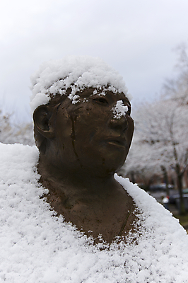 포토 JPG 해외이미지 디자인 여자 얼굴 겨울 벤치 건축양식 사람 사람없음 물 조각상 미국 추위 닫기 놋쇠 해외202004 해외포토 자연요소 계절 건축 북아메리카 의자 모션 신체부위 조형물 파일형식 이미지허브