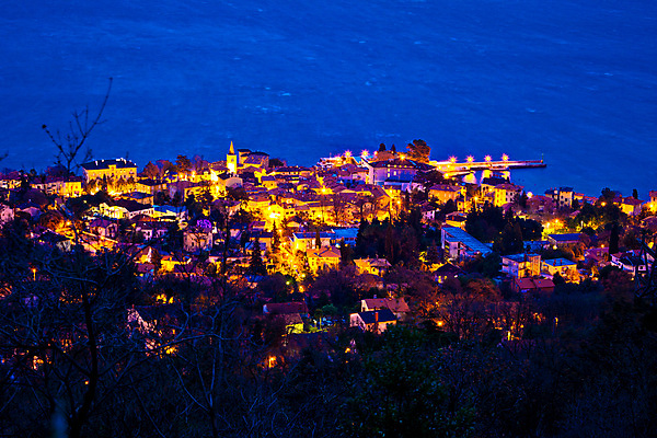 포토 JPG 해외이미지 야경 하늘 해변 사람없음 야외 건물 교회 항구 새벽 소나무 지중해 크로아티아 해외202004 해외포토 자연요소 나무 건축물 유럽 바다 종교건축 교통시설 야간 파일형식 풍경_경치 이미지허브