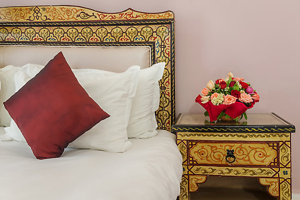 포토 JPG 해외이미지 디자인 꽃잎 꽃 꽃다발 쿠션 베개 탁자 호텔 휴식 실내 동양인 사람없음 내부 목재 장식 장미 페인트 침실 방 신혼여행 수확 흰색 침대 잠 화려 고급 모로코 더블 아랍어 스타일 해외202004 해외포토 나무 식물 컬러 가구 결혼 컨셉 농업 재료 침구 아프리카 숙소 인종 파일형식 이미지허브