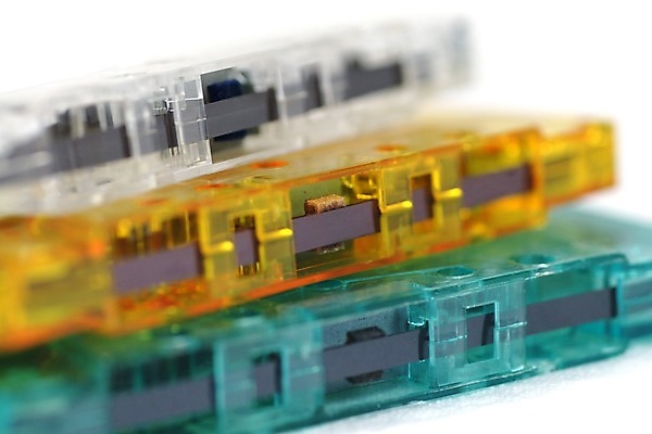 포토 JPG 해외이미지 접시 산업 음악 분홍색 음향기기 노래 사람없음 파란색 전자제품 컬러풀 한개 노란색 라벨 쌓기 검은색 소리 장비 골동품 흰색 카세트테이프 판넬 변화 혼합 플라스틱 오브젝트 흰배경 복고 오디오 테이프 고립 구식 녹음기 슬라이드 옛날 회복 스타일 방식 해외202004 해외포토 1 식기 컬러 백그라운드 컨셉 모션 재질 문화예술 문구용품 프레임 파일형식 녹음_기록 이미지허브