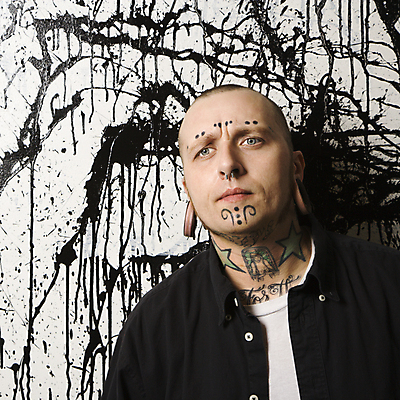 포토 JPG 해외이미지 백인 캐릭터 남자 포즈 실내 한명 서기 30대 사진촬영 표현 문신 정사각형 개성 반항 그런지 특별함 펑크 피어싱 스타일 해외202004 해외포토 도형 서양인 1 컨셉 장신구 모션 사람 내부 장년 촬영 파일형식 이미지허브