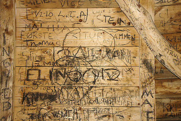 포토 JPG 해외이미지 벽 여행 사람없음 목재 낙서 심볼 방문 스칸디나비아 해외202004 해외포토 나무 재료 파일형식 이미지허브