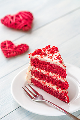 포토 JPG 해외이미지 접시 포크 실내 사람없음 하트 조각케이크 나무배경 해외202004 레드벨벳 해외포토 모양 식기 백그라운드 디저트 내부 케이크 파일형식 이미지허브