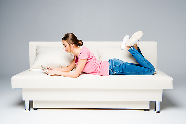 포토 JPG 해외이미지 전신 라이프스타일 행복 분홍색 백그라운드 티셔츠 청소년 관리 한명 사람 컵 가로 스타일 해외202004 해외포토 1 식기 감정 컬러 셔츠 생활 파일형식 이미지허브