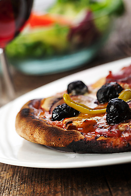 포토 JPG 해외이미지 접시 음식 잎 토마토 채소 양파 치즈 피자 사람없음 목재 빨간색 컬러풀 와인 식사 저녁식사 버섯 이탈리아 샐러드 시골 사발 닫기 맛 널 상추 굽기 올리브 반죽 후추 모짜렐라치즈 살라미 페퍼로니 해외202004 해외포토 나무 식물 식기 열매 유럽 컬러 컨셉 재료 모션 유제품 주류 패스트푸드 서양음식 사기그릇 소시지 구이 향신료 파일형식 이미지허브