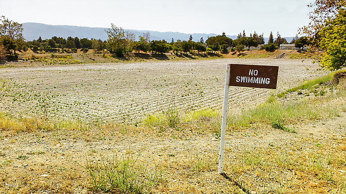 포토 JPG 해외이미지 공원 지구 호수 자연 건조 경고 풍경 사람없음 야외 물 여름 햇빛 맑음 수영 미국 흙 침대 뜨거움 변화 플랫 갈증 땅 사인 캘리포니아 지역 가뭄 지구온난화 생태학 해외202004 해외포토 자연요소 계절 공공시설 교육 가구 컨셉 북아메리카 날씨 태양 수상스포츠 생태계 기후변화 파일형식 이미지허브