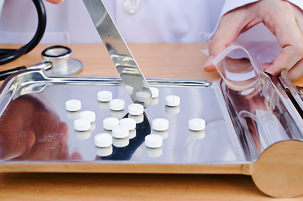 포토 JPG 해외이미지 직업 여자 컨셉 유니폼 종류 손바닥 사람없음 치료 파란색 컬러풀 알약 약 건강관리 의사 가을 흰색 잡기 붓기 소프트포커스 약국 직원 예방 보여주기 흙더미 강렬 마약 인원 항생제 살균 많음 해외202004 해외포토 손 옷 계절 컬러 의학 모션 촬영기법 건강 관리 사람 흙 의료진 파일형식 더미 이미지허브