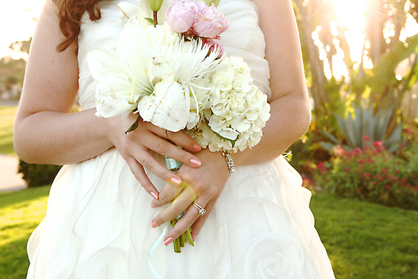 포토 JPG 해외이미지 전통 손 드레스 옷 여자 꽃 행복 꽃다발 결혼 꽃무늬 장신구 가족 자연 결혼식 사랑 이벤트 성인 사람없음 장식 초록색 장미 맑음 벚꽃 흰색 축하 신선 반지 고급 우아함 결과 다발 카네이션 묘사 다이아몬드 수국 약혼 팔 해외202004 해외포토 식물 감정 컬러 컨셉 무늬 관계 날씨 사람 신체부위 보석 생태계 약속 파일형식 이미지허브