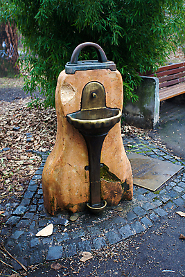 포토 JPG 해외이미지 공원 음료 사람없음 야외 물 달리기 금속 흐름 추위 마시기 신선 액체 개울 사발 비엔나 오스트리아 닫기 떨어짐 시원함 갈증 철 분수 부식 수도꼭지 상쾌 일반 내추럴 옛날 해외202004 해외포토 자연요소 공공시설 감정 유럽 컨셉 모션 재질 강 사기그릇 파일형식 이미지허브