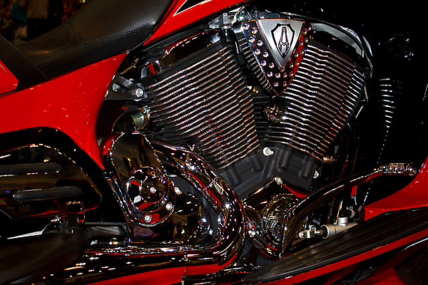 포토 JPG 해외이미지 도로 스포츠 여행 부분 교통시설 새로움 사람없음 빛 운동 반사 금속 자전거 검은색 힘 기계 블록 자유 오토바이 수확 흰색 바퀴 닫기 은색 승차 크루즈 철 쌍둥이 묘사 속도 복고 순환 쇼 엔진 모터 배기가스 실린더 철강 힘찬 해외202004 해외포토 길 컬러 교통 컨셉 농업 배_교통 가족 모션 재질 건강 바이크 시설 파일형식 이미지허브