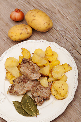 포토 JPG 해외이미지 접시 음식 백그라운드 치즈 뼈 감자 건강 육류 요리 사람없음 식당 식사 저녁식사 소고기 맛 양고기 신발장 월계수 해외202004 해외포토 식기 컨셉 채소 식재료 유제품 상점 파일형식 이미지허브