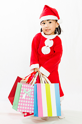 포토 JPG 해외이미지 전통 응시 계절 여자 행복 문화 어린이 백그라운드 컨셉 크리스마스 가방 휴가 기념 선물 한명 사람 동양인 이벤트 쇼핑 산타클로스 판매 중국 기쁨 흰색 축하 인사 적재 클라우스 해외202004 해외포토 1 시선 잡화 기념일 감정 아시아 컬러 인종 예절 파일형식 이미지허브