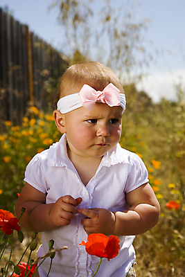 포토 JPG 해외이미지 식물 모델 1 옷 꽃 행복 어린이 포즈 자연 한명 미소 사람 야외 유행 기쁨 표현 아기 닫기 자르기 연도 묘사 걸음마 스타일 해외202004 해외포토 감정 모션 표정 생태계 파일형식 이미지허브