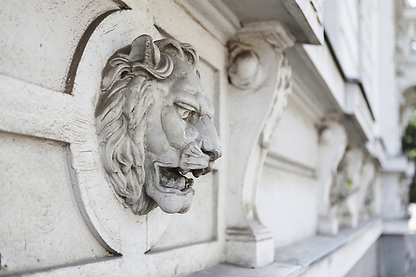포토 JPG 해외이미지 동물 전통 디자인 외관 얼굴 벽 조각 건축양식 출입구 주택 사람없음 건물 장식 머리 문 검은색 궁전 수확 골동품 반지 오픈 원형 화려 중세 황금 닫기 사자 입장 심볼 묘사 시작 대문 고딕 구식 노크 옛날 스타일 해외202004 해외포토 도형 건축물 건축 컬러 컨셉 고건축 농업 장신구 포유류 모션 신체부위 역사 파일형식 이미지허브
