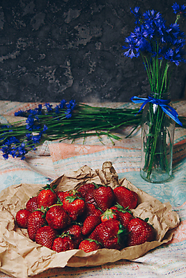 포토 JPG 해외이미지 식물 라이프스타일 접시 계절 열매 꽃 음식 컨셉 잎 농업 과일 자연 탁자 딸기 디저트 실내 발렌타인데이 건강 사람없음 목재 빨간색 초록색 물 파란색 컬러풀 식당 흰색 시골 신선 사발 달콤 맛 잼 먹기 유기농 날것 내추럴 채식주의자 비건 해외202004 해외포토 자연요소 나무 식기 웰빙 산업 컬러 가구 재료 모션 데이이벤트 내부 생활 상점 사기그릇 소스_음식 생태계 채식 파일형식 이미지허브