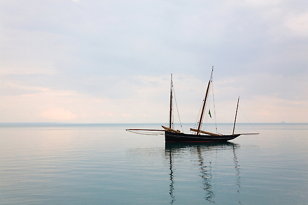 포토 JPG 해외이미지 바다 여행 요트 항해 풍경 사람없음 목재 물 침묵 프랑스 수확 보트 크루즈 해군 네비게이션 수평선 해외202004 해외포토 자연요소 나무 유럽 농업 배_교통 재료 군대 소리 파일형식 이미지허브