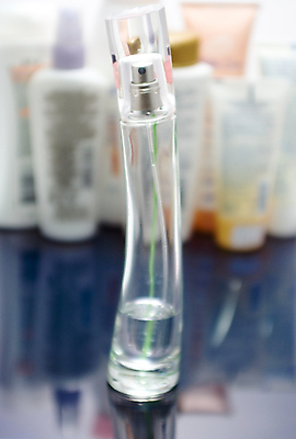 포토 JPG 해외이미지 여자 유리 선물 사람없음 유행 힘 화장품 액체 상품 컨테이너 향수 순수 분무기 아로마테라피 몸단장 돌봄 위생관리 해외202004 해외포토 산업 컨셉 모션 재질 관리 사람 뷰티 테라피 파일형식 이미지허브