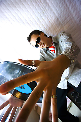 포토 JPG 해외이미지 놀이 주택 한명 파티 춤 혼합 충돌 믹서 DJ 클럽 디스코 재즈 섞기 미니멀 해외202004 해외포토 1 음악 문화예술 사람 이벤트 건물 파일형식 이미지허브