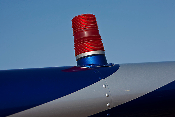 포토 JPG 해외이미지 컨셉 비행기 경고 사람없음 옆모습 빨간색 파란색 헬리콥터 위험 왼쪽 항공 프로펠러 각도 네비게이션 에어쇼 해외202004 해외포토 뷰포인트 컬러 항공교통 대중교통 방향 쇼 파일형식 이미지허브