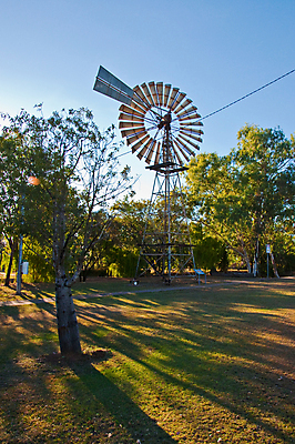 포토 JPG 해외이미지 나무 공원 여행 자연 하늘 바람 풍경 사람없음 야외 빨간색 초록색 물 농장 환경 사막 풍차 호주 땅 영토 방앗간 고립 오지 해외202004 해외포토 자연요소 식물 공공시설 컬러 농업 날씨 오세아니아 생태계 파일형식 이미지허브