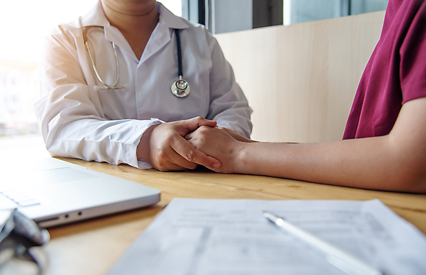 포토 JPG 해외이미지 라이프스타일 손 여자 남자 청진기 친절 건강 사람 치료 약 진료 고통 터치 환자 의사 역사 질문 은퇴 감사 처방 보험 위로 증명서 해외202004 해외포토 감정 의학 의료기기 생활 신체부위 의료진 파일형식 이미지허브