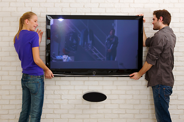 포토 JPG 해외이미지 백인 라이프스타일 긴머리 커플 여자 거실 협력 주택 실내 매달리기 성인 두명 금발 텔레비전 설치 성인만 해외202004 해외포토 서양인 헤어스타일 관계 모션 사람 내부 건물 생활 전자제품 파일형식 이미지허브