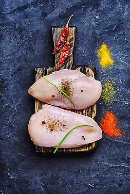 포토 JPG 해외이미지 음식 조각 재료 조류 양파 육류 요리 사람없음 주방 치킨 버섯 흰색 가슴 자르기 향신료 준비 날것 후추 해외202004 해외포토 동물 컬러 채소 식재료 모션 신체부위 닭고기요리 향미료 파일형식 이미지허브